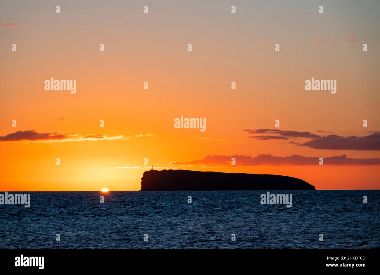 Maalaea, Maui, Hawaii, USA. 4. März 2022. Die Sonne untergeht hinter Molokini, ist ein halbmondförmiger, teilweise untergetaucht vulkanischer Krater, der eine kleine, unbewohnte Insel zwischen den Inseln Maui und KahoÊ»olawe innerhalb von Maui County bildet. Die Gegend ist ein beliebter Tauch- und Schnorchelplatz. (Bild: © K.C. Alfred/ZUMA-Pressdraht) Stockfoto