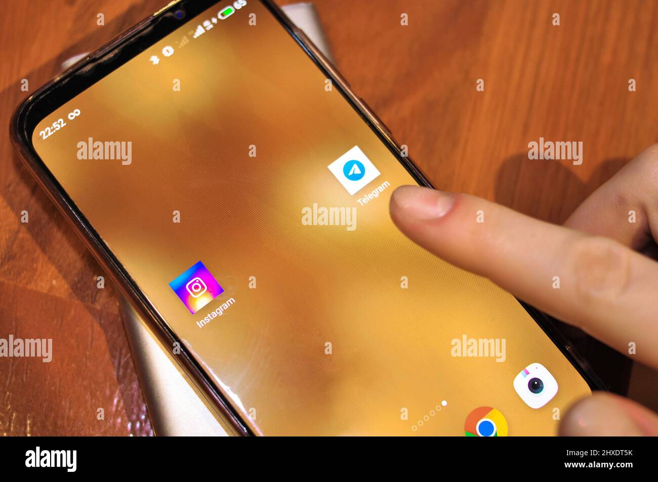Kiew, Ukraine,- März, 11.. Februar 2022 Smartphone-Gerät mit Symbolen der Social-Media-Anwendung Nahaufnahme Stockfoto