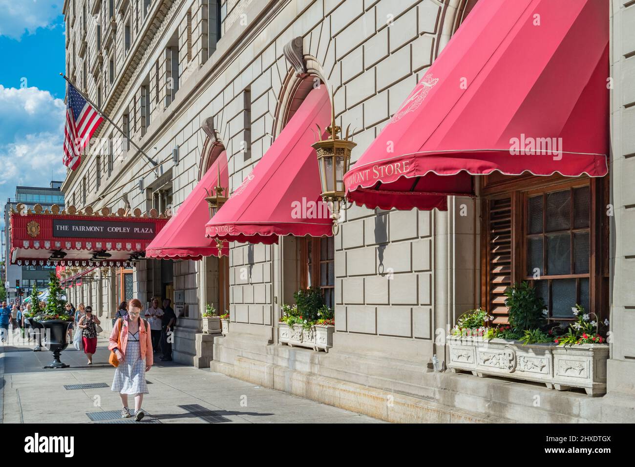 An einem sonnigen Tag laufen Fußgänger vor dem Fairmont Copley Plaza Hotel in der Innenstadt von Boston, Massachusetts, USA. Stockfoto