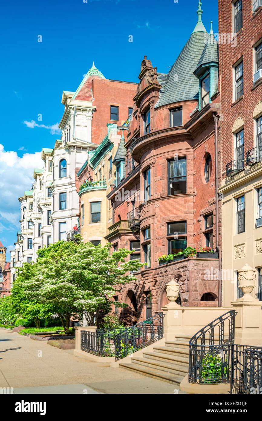 Stadthäuser im Stadtteil Back Bay in der Innenstadt von Boston, Massachusetts, USA an einem sonnigen Tag. Stockfoto