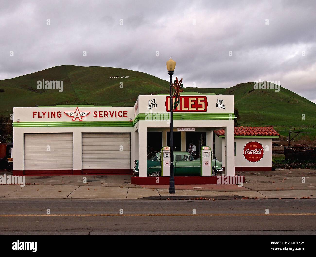 Niles Flying A, ehemals Solon Brothers Tankstelle, ist heute ein Social-Club-Veranstaltungsort für Oldtimer im Niles-Viertel von Fremont, Kalifornien Stockfoto