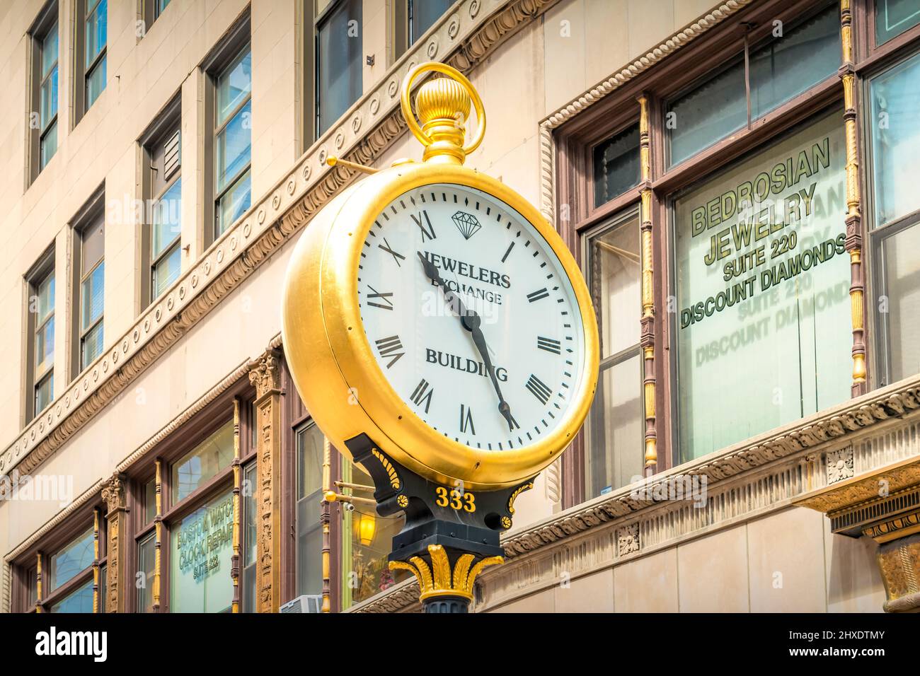 Juweliere tauschen an einem bewölkten Tag die Uhr des Gebäudes in der Innenstadt von Boston, Massachusetts, USA. Stockfoto