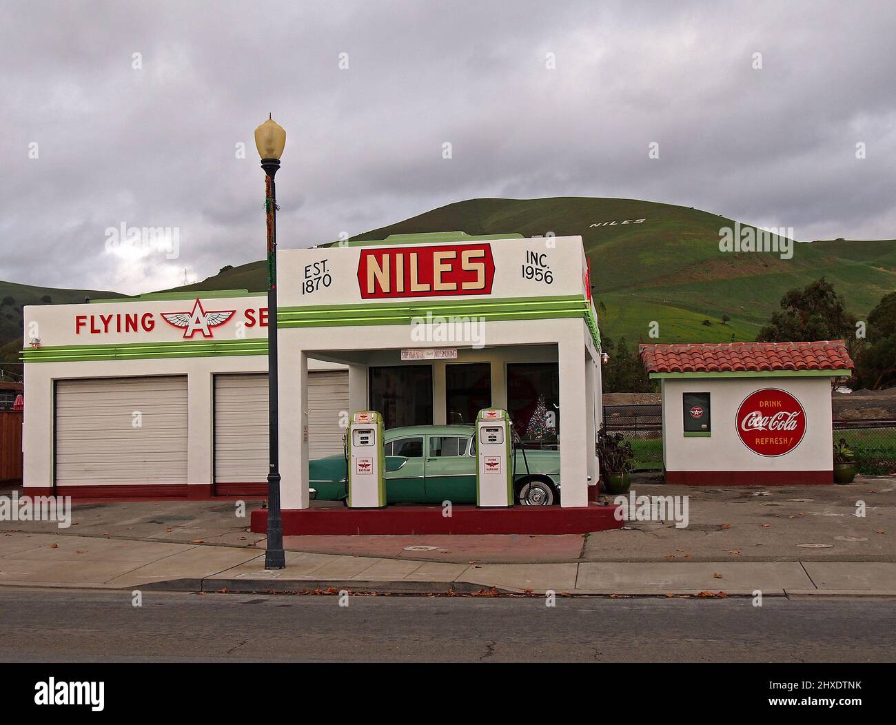 Niles Flying A, ehemals Solon Brothers Tankstelle, ist heute ein Social-Club-Veranstaltungsort für Oldtimer im Niles-Viertel von Fremont, Kalifornien Stockfoto