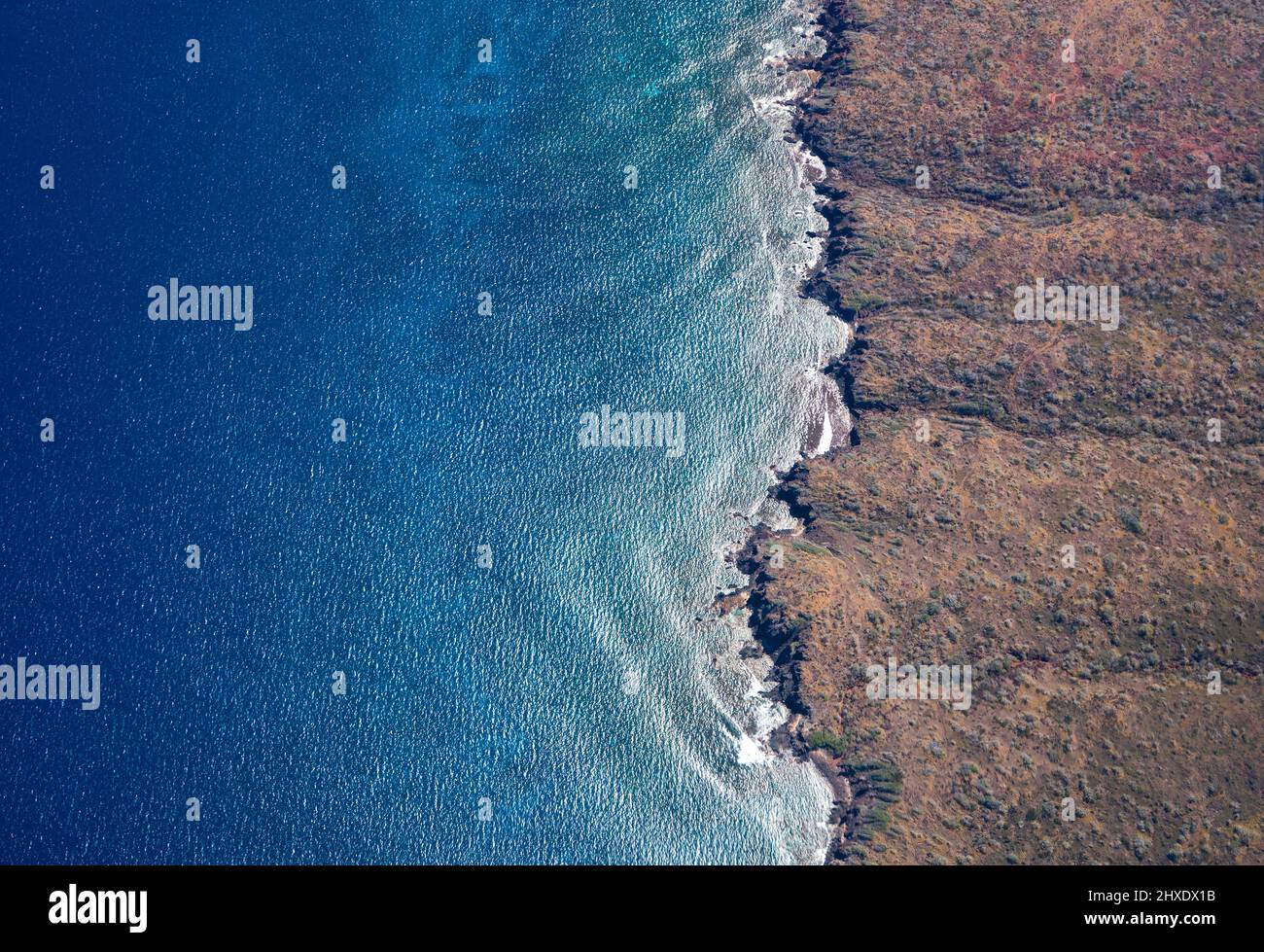 1. März 2022, KahoÊ»olawe, Hawaii, USA: Das Meereswasser bricht an der felsigen Küste von KahoÊ»olawe, der kleinsten der acht wichtigsten vulkanischen Inseln auf den Hawaii-Inseln. (Bild: © K.C. Alfred/ZUMA-Pressdraht) Stockfoto