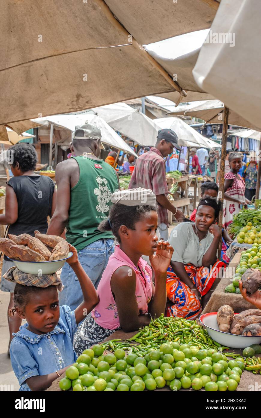 Junge afrikanische Mädchen kaufen Gemüse auf einem lokalen Markt in Toliara, Madagaskar Stockfoto