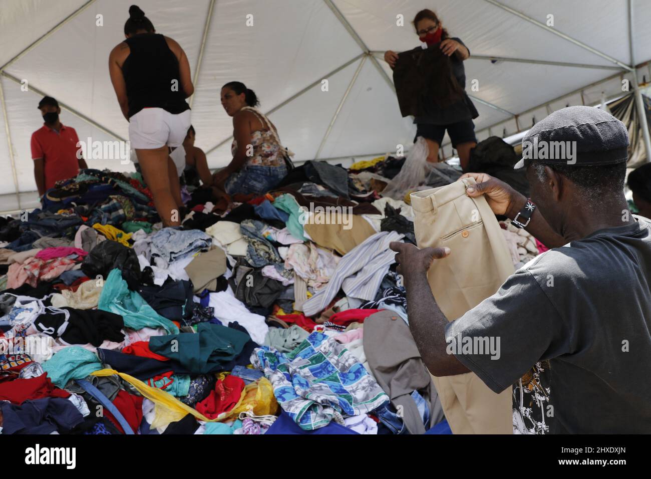Homeless people collect clothes from donations. Victims of natural disaster landslide at Petropolis city, lost all belongins at Morro da Oficina Stockfoto