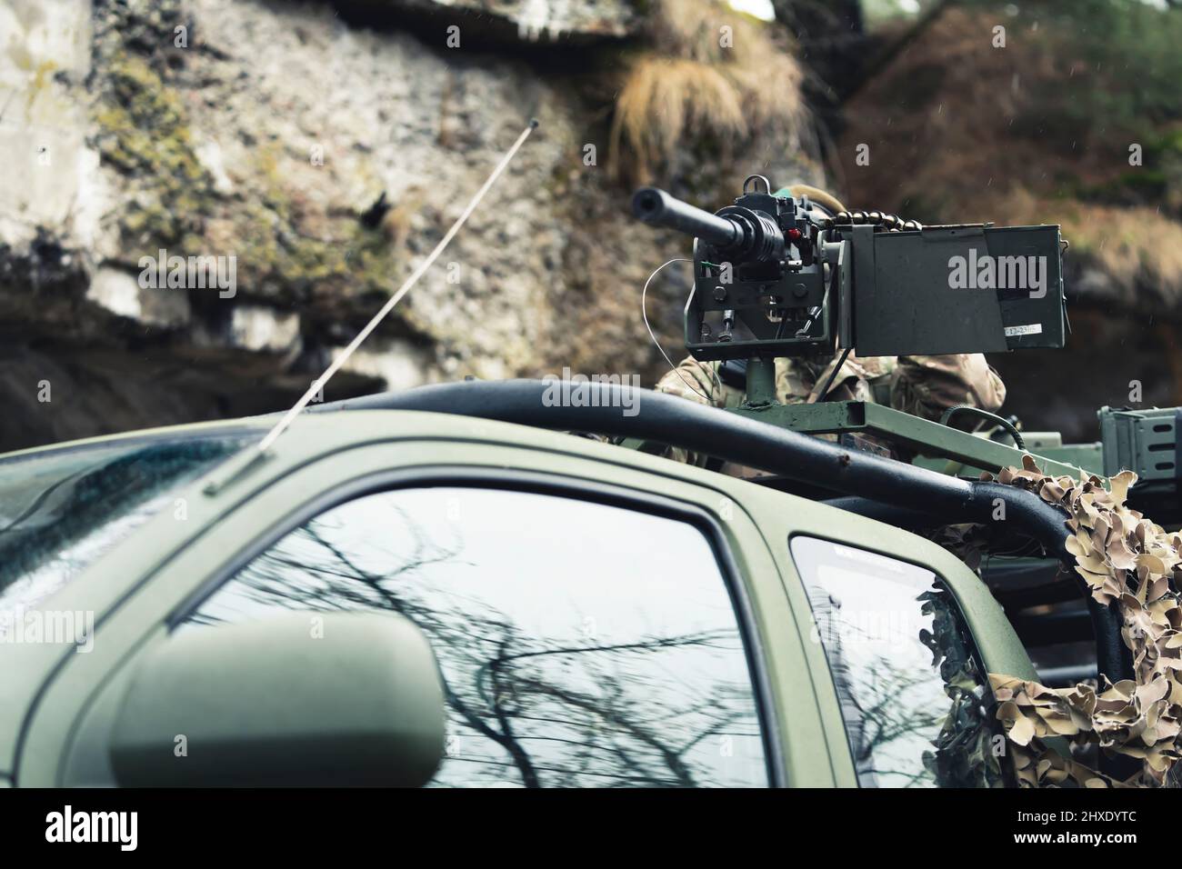 Erschreckende Waffe Maschinen auf einem Patrouillenwagen montiert. Hochwertige Fotos Stockfoto