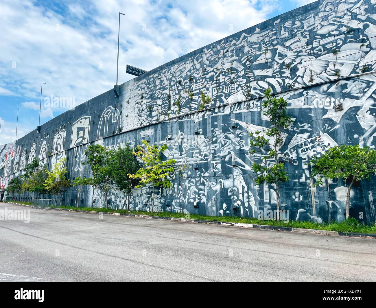 Wand mit Graffiti von den Logos des Fußballvereins Corinthians, neben dem Stadion. Sao Paulo, Brasilien, Februar 19 2022. Stockfoto