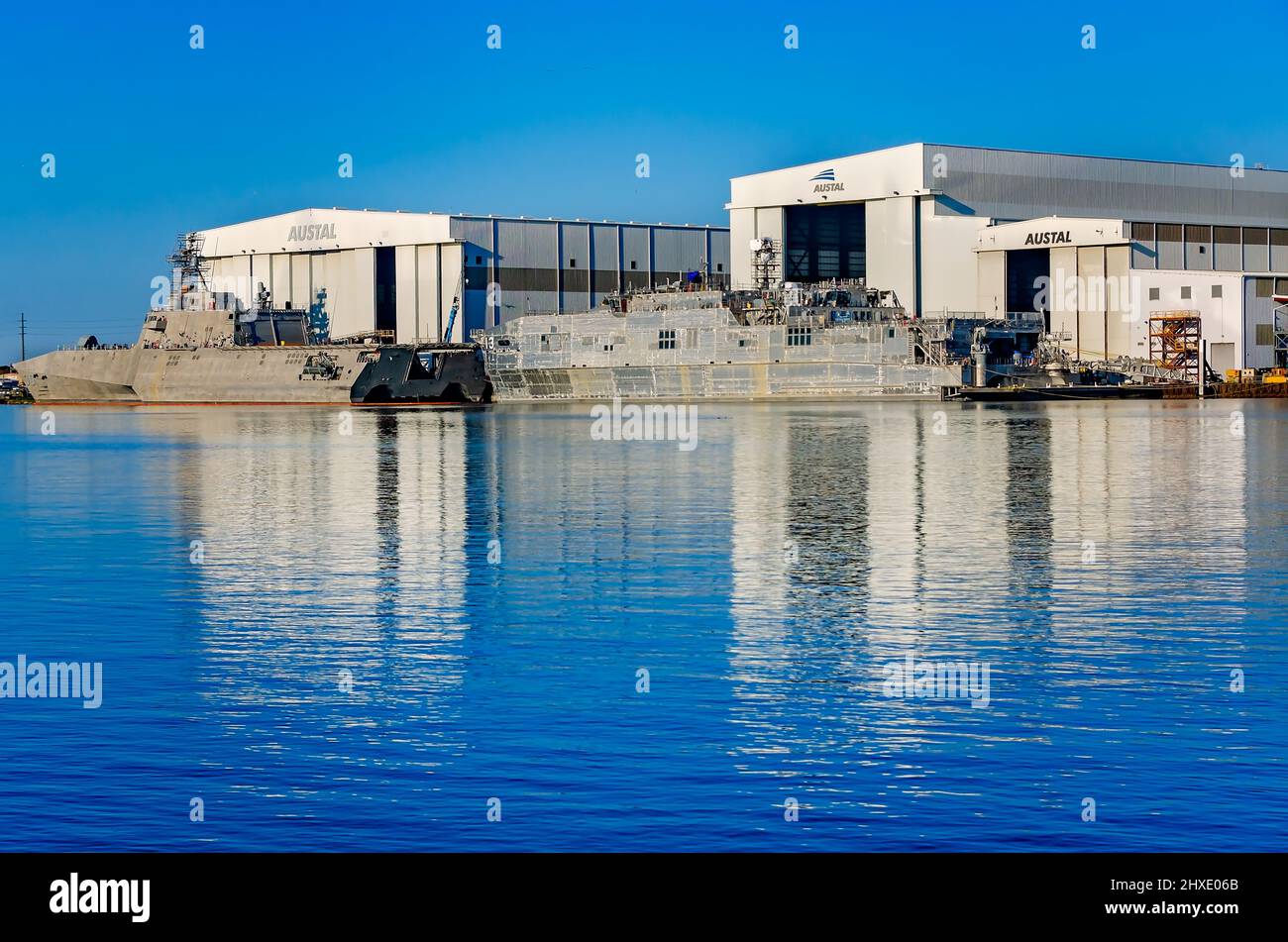 Die Littoral Combat Ships USS Canberra (LCS 30) und USS Wichita (LCS 13) werden an der Schiffsproduktionsstätte von Austal USA in Mobile, Alabama, angedockt. Stockfoto