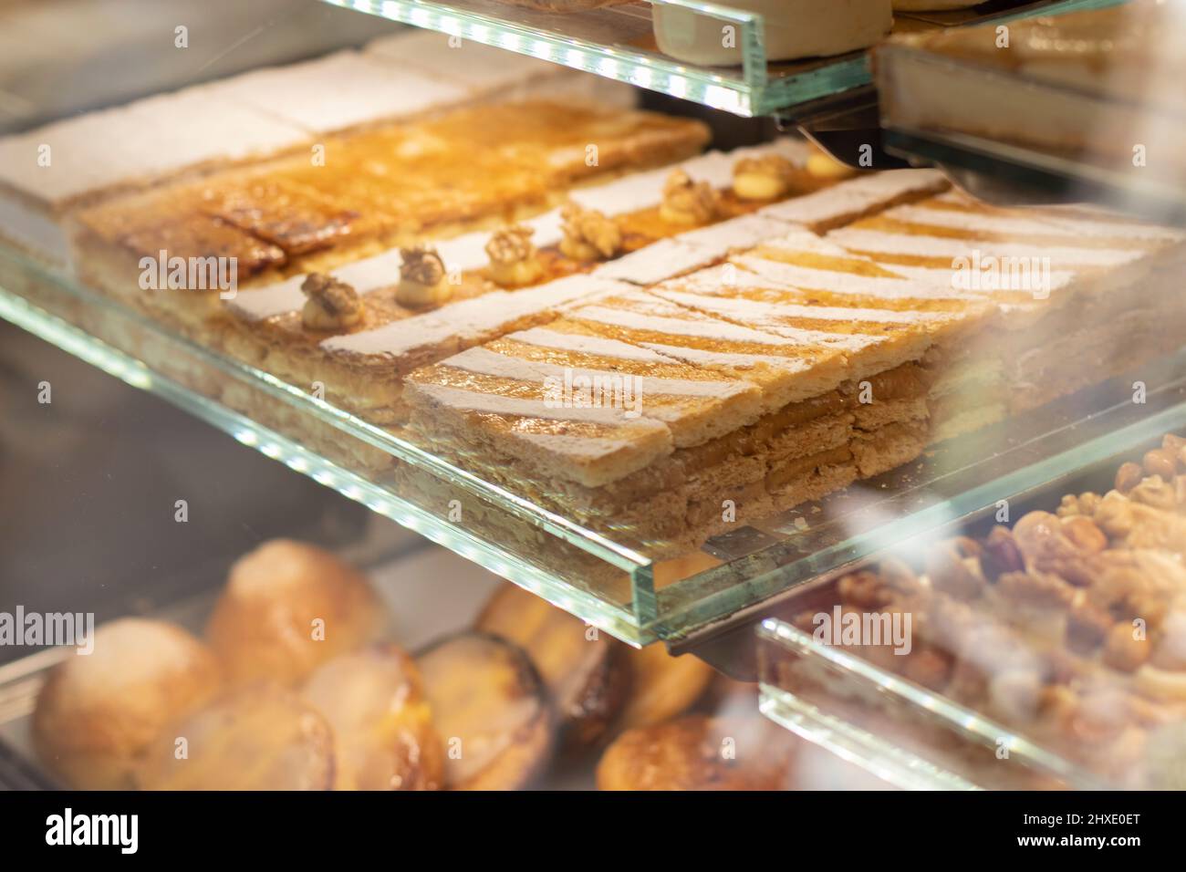 Präsentieren Sie sich mit Süßigkeiten und Gebäck aus vielen Sorten. Sehr farbenfroh. Selektiver Fokus. Stockfoto