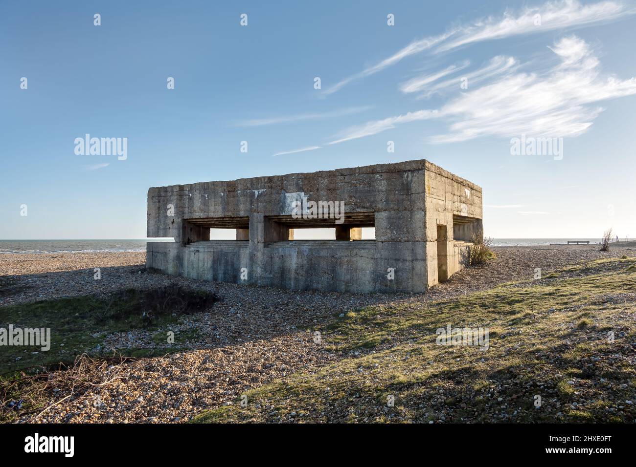 Pillbox des zweiten Weltkriegs am Strand von Rye Harbour, East Sussex, England, an einem sonnigen Wintertag Stockfoto