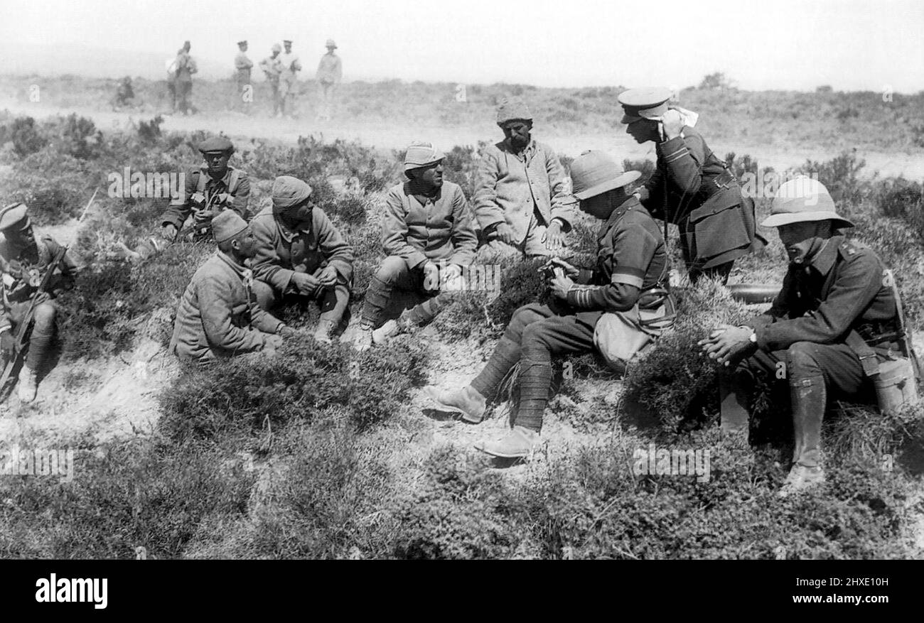 Britische Offiziere verhörten türkische Gefangene am Kap Helles während der Dritten Schlacht von Krithia, Teil der Schlacht von Gallipoli, 1915. Stockfoto