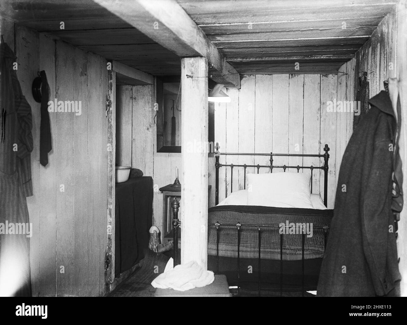 Innenansicht eines deutschen unterirdischen Ausguts mit einem Messingbett in Fricourt. Die britischen Truppen waren erstaunt über den Komfort der deutschen Lebensbedingungen Stockfoto