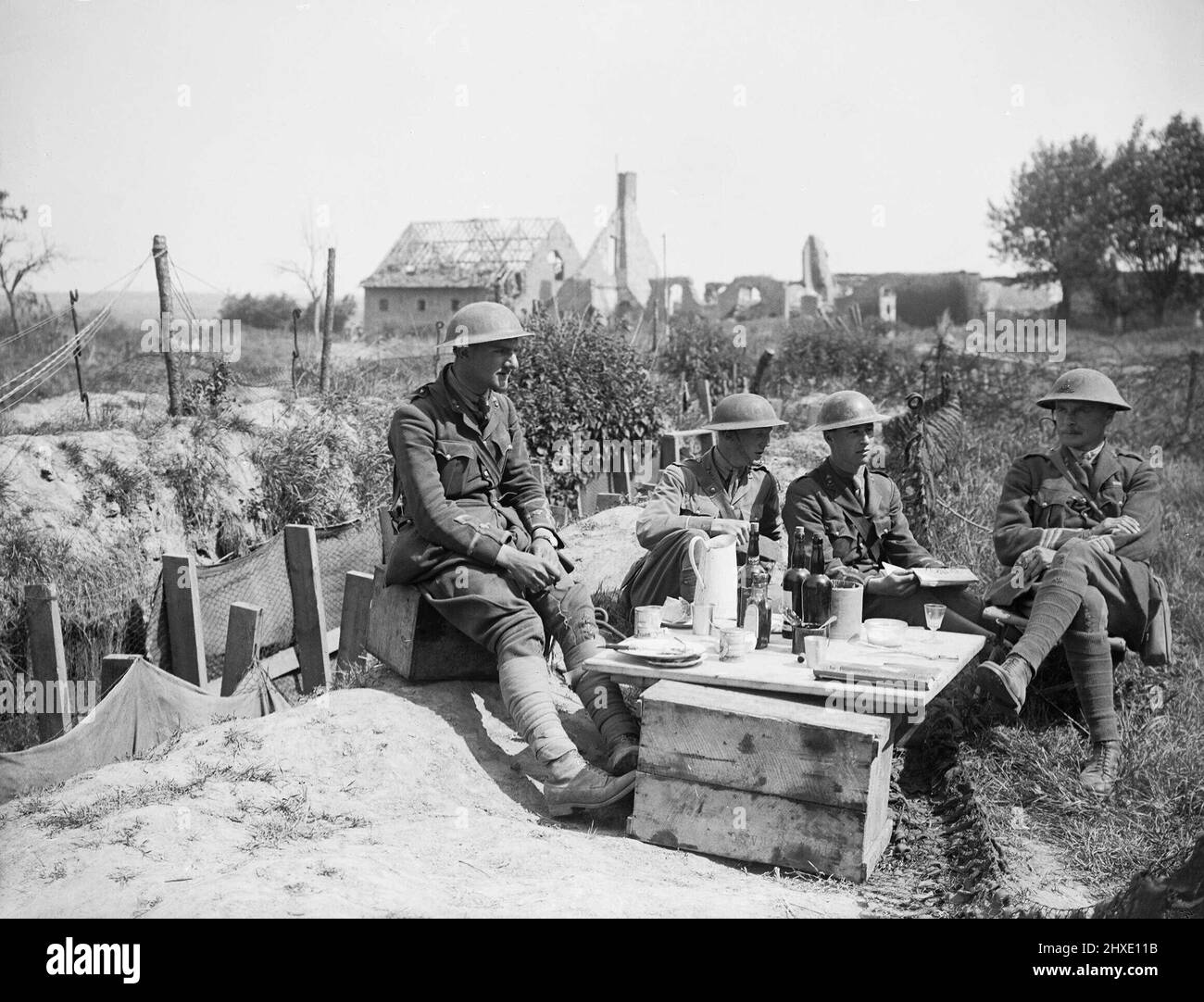 Artillerie-Offiziere bei Durcheinander an der Seite eines Kommunikationsgrabens, Ridgewood, 10. Juni 1917. Stockfoto