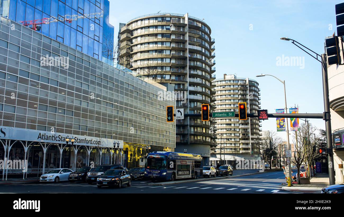 STAMFORD, CT, USA - 11. MÄRZ 2022: Architektur mit Blick auf die Straße in der Nähe der Atlantic Street an einem schönen sonnigen Tag mit blauem Himmel Stockfoto
