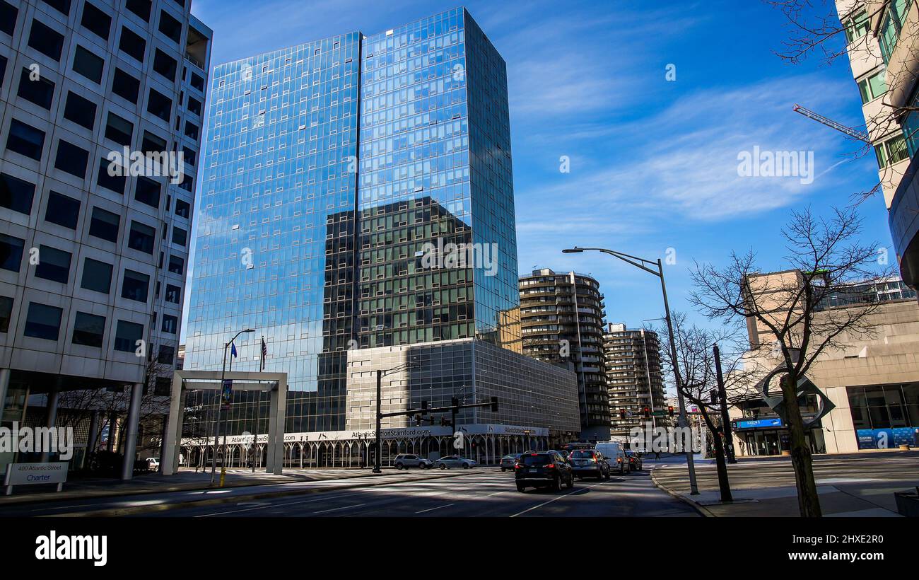 STAMFORD, CT, USA - 11. MÄRZ 2022: Moderne Architektur mit Blick auf die Straße in der Nähe der Atlantic Street an einem schönen sonnigen Tag mit blauem Himmel Stockfoto