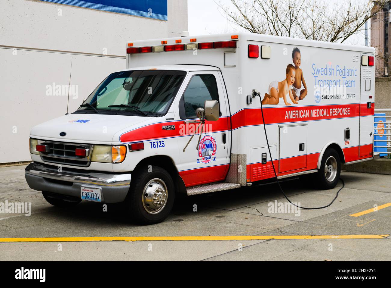 Seattle, - 06. März 2022; American Medical Response Ambulanz mit Beschreibung für das schwedische Pädiatrie-Transport-Team im schwedischen medizinischen Zentrum Stockfoto