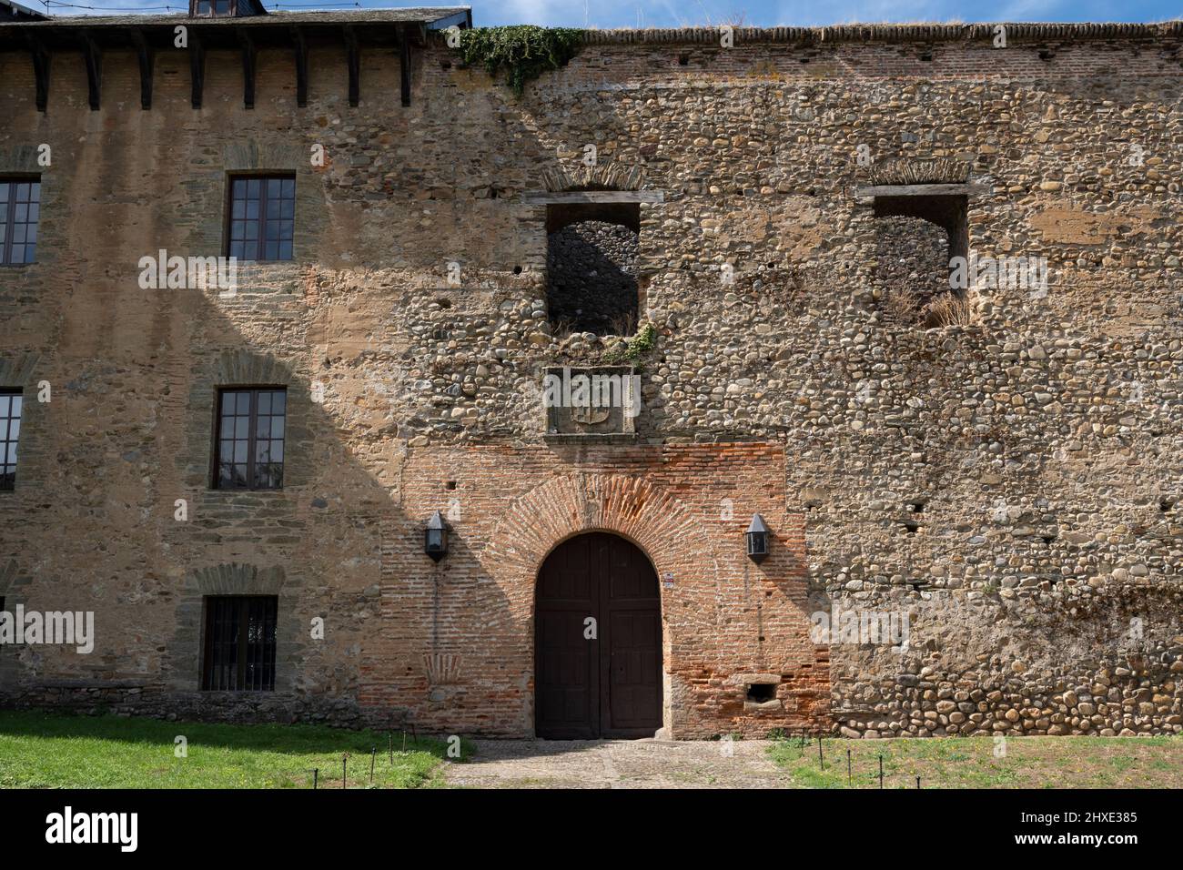 Rustikale Fassade des Schlosses der Marqueses de Villafranca entlang des Camino Frances in Villafranca del Bierzo, Spanien. Diese alte Route des Weges o Stockfoto