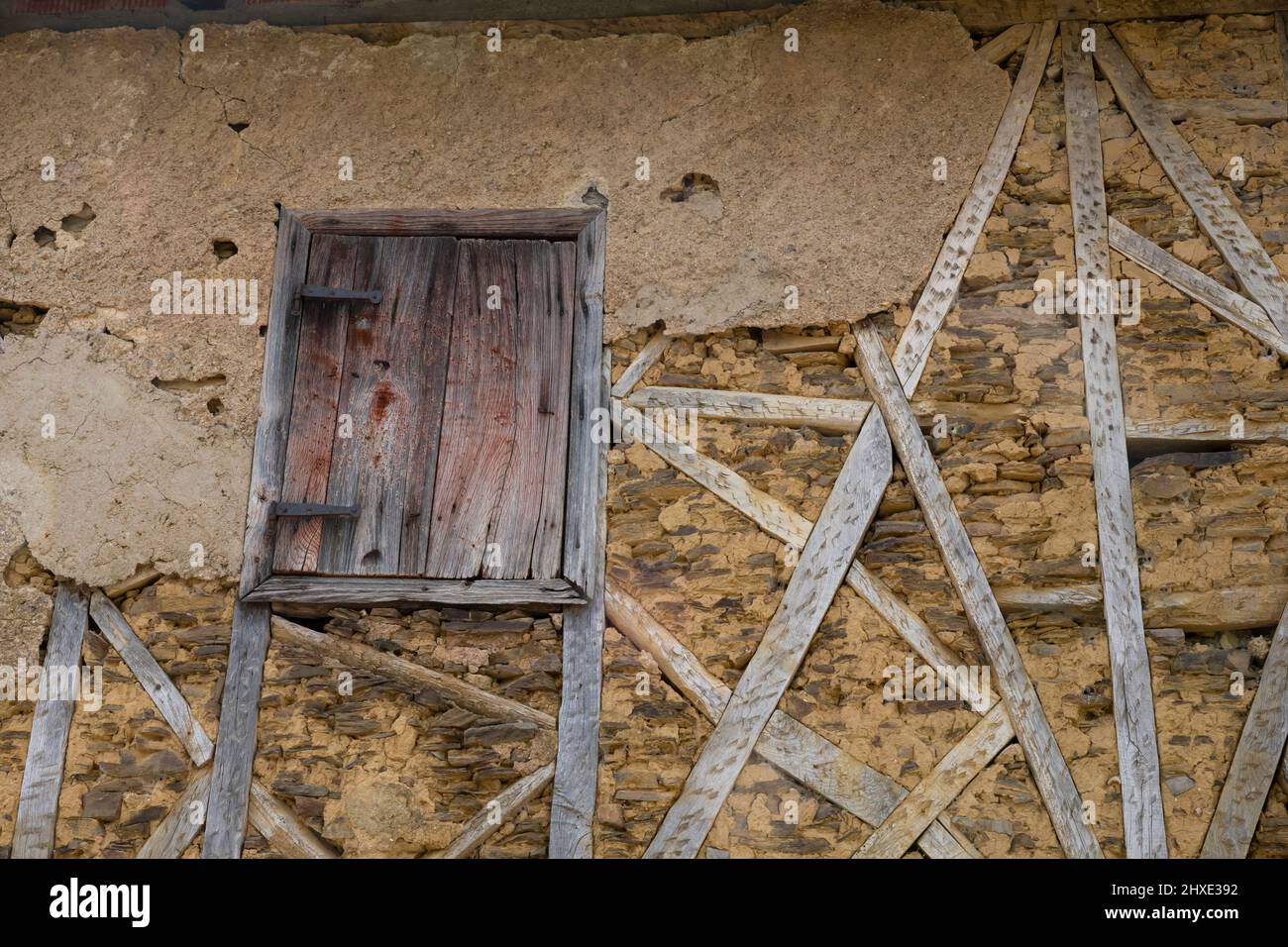 Rustikale Stein- und Holzfassade eines Bauernhauses entlang des Camino Frances in der Nähe des Dorfes Villafranca del Bierzo, Spanien. Diese alte Route der Wa Stockfoto