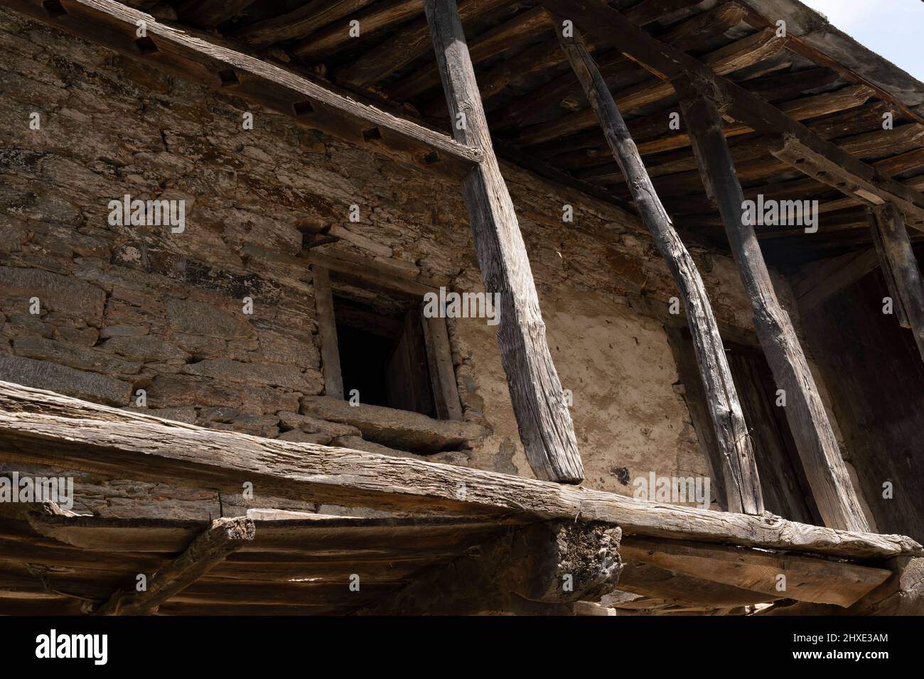 Rustikale Stein- und Holzfassade eines Bauernhauses entlang des Camino Frances im Dorf Valtuille de Arriba, León, Spanien. Diese alte Route des W Stockfoto