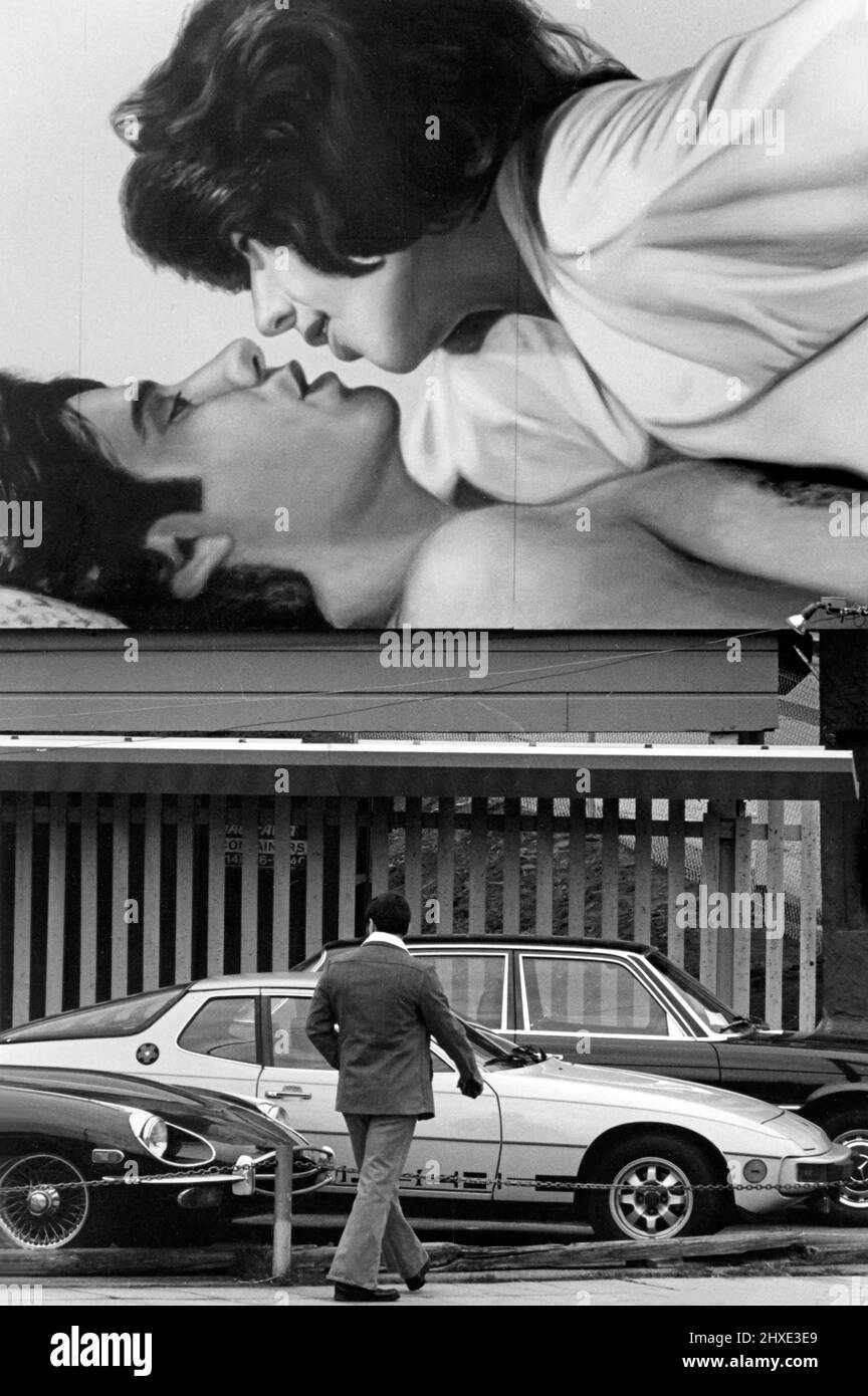Große handbemalte Plakatwand auf dem Sunset Strip für den Film Moment für Moment mit John Travolta und Lily Tomlin im Jahr 1979, Los Angeles, CA Stockfoto