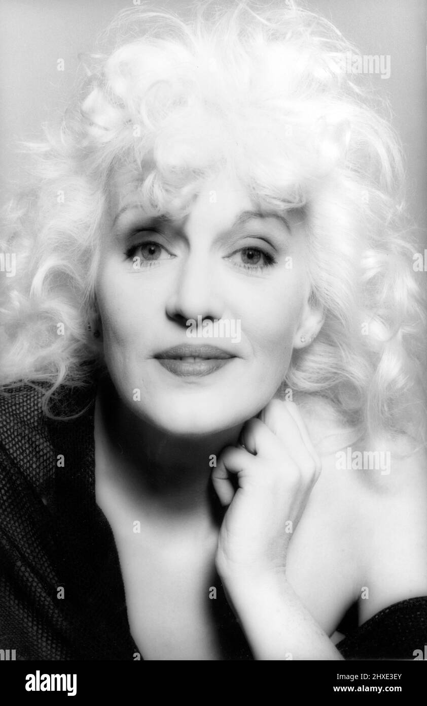 Schwarz-weißes Studioporträt mit sanfter Beleuchtung einer blonden Frau im Stil eines Hollywood-Starlet aus früheren Zeiten. Stockfoto