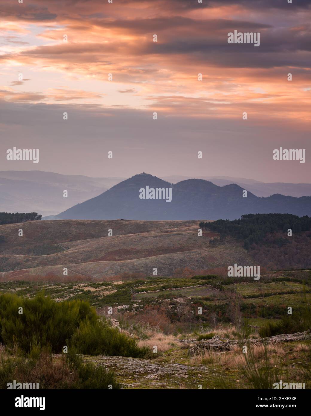Mondim de Basto Landschaft Natur Blick auf Senhora da Graca in Portugal bei Sonnenuntergang Stockfoto