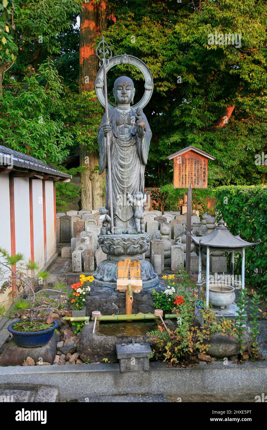 Kyoto, Japan - 24. November 2007: Das kleine Heiligtum von Jizo Bosatsu mit Bambuswaschbecken (Tsukubai) für die rituelle Wäsche im Taizo-in-Tempel. Kyot Stockfoto