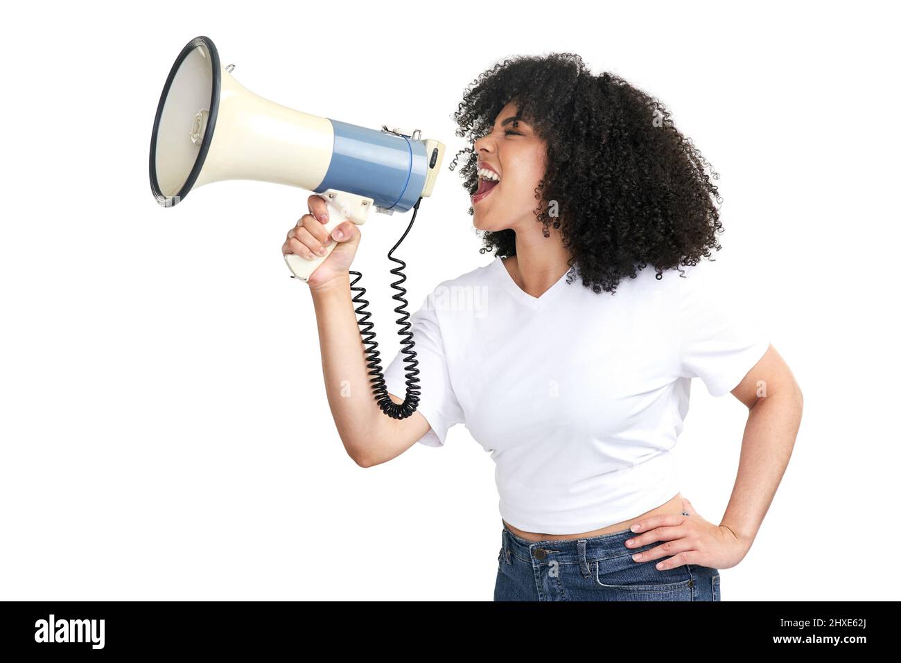 Wir werden nicht aufhören, bis wir etwas bewegen. Studioaufnahme einer attraktiven jungen Frau mit einem Megaphon vor weißem Hintergrund. Stockfoto