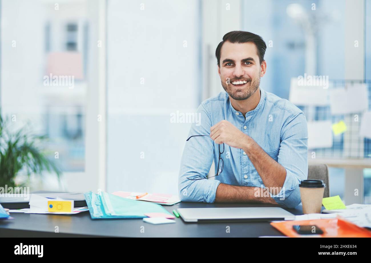 HES hat ein Talent dafür, erfolgreiche Designs zu kreieren. Porträt eines jungen Designers, der in einem Büro arbeitet. Stockfoto