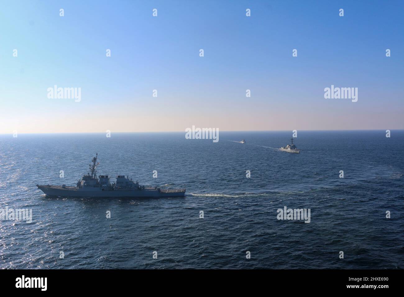 220310-N-NO901-1469 OSTSEE (10. März 2022) Arleigh Burke-Klasse Lenkflugkörper-Zerstörer USS Forrest Sherman (DDG 98) und USS Donald Cook (DDG 75) führen Manövrierübungen mit der polnischen Luftwaffe ORP Generał Kazimierz Pułaski (FFG 272) der Oliver Hazard Perry-Klasse und dem polnischen Offshore-Patrouillenschiff ORP Ślązak (241) durch, März 10. USS Forrest Sherman (DDG 98) wird im europäischen Operationssaal eingesetzt und nimmt an einer Reihe von maritimen Aktivitäten zur Unterstützung der Sechsten Flotte der USA und der NATO-Alliierten Teil. (USA Navy Foto von Naval Air Crewman (Hubschrauber) 2. Klasse Reuben Richardson. Stockfoto