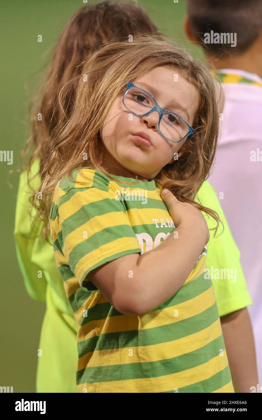 St. Petersburg, FL USA; Ein junger Fan mit der Hand auf dem Herzen für den Gesang der Nationalhymne vor einem USL-Vorsaison-Fußballspiel, Samstag, Stockfoto