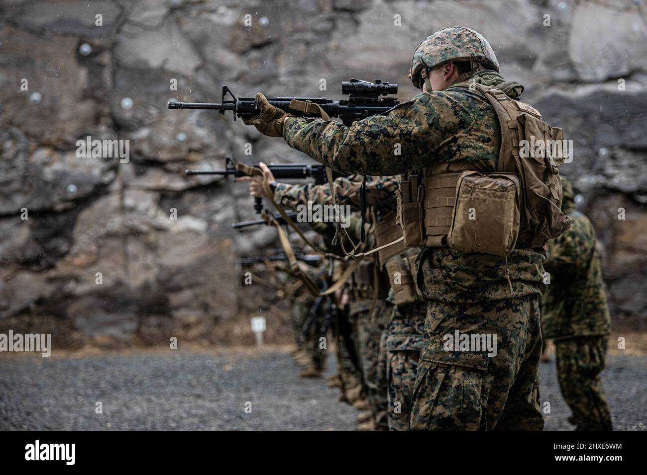 US-Marineinfanteristen, die der II Marine Expeditionary Force zugeordnet sind, führen zur Vorbereitung auf die Übung einen Live-Feuerbereich durch Cold Response 2022, Bodø, Norwegen, 10. März 2022. Übung Cold Response '22 ist eine alle zwei Jahre stattfindende norwegische nationale Bereitschafts- und Verteidigungsübung, die in ganz Norwegen stattfindet, an der jeder seiner Militärdienste sowie 26 zusätzliche mit der Nordatlantischen Vertragsorganisation verbundene Nationen und regionale Partner teilnehmen. (USA Marine Corps Foto von Lance CPL. Kyle Jia) Stockfoto