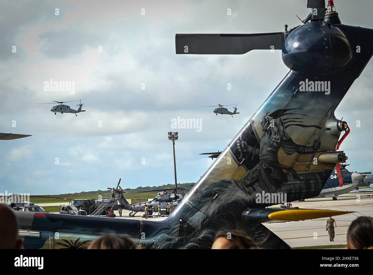 ANDERSEN AIR FORCE BASE, Guam (Feb 17, 2022) Helikopter des Helicopter Sea Combat Squadron (HSC) fliegen während einer Befehlswechselzeremonie am 17. Februar über. Der HSC 25 bietet eine Mehrzweck-Drehflügelfunktion für Einheiten im Einsatzgebiet der US-Flotte 7., einschließlich des Territoriums von Guam und der Inseln der Northern Marina. Diese in Guam ansässigen Luftbesatzungsmitglieder der „Island Knights“ unterstützen auch die US-Küstenwache und die Joint Region Marianas, indem sie eine 24-Stunden-Such- und Rettungs- sowie medizinische Evakuierungskapazität aufrechterhalten. HSC 25 ist das erste und einzige forward-deployed MH-60s Expedia der Marine Stockfoto