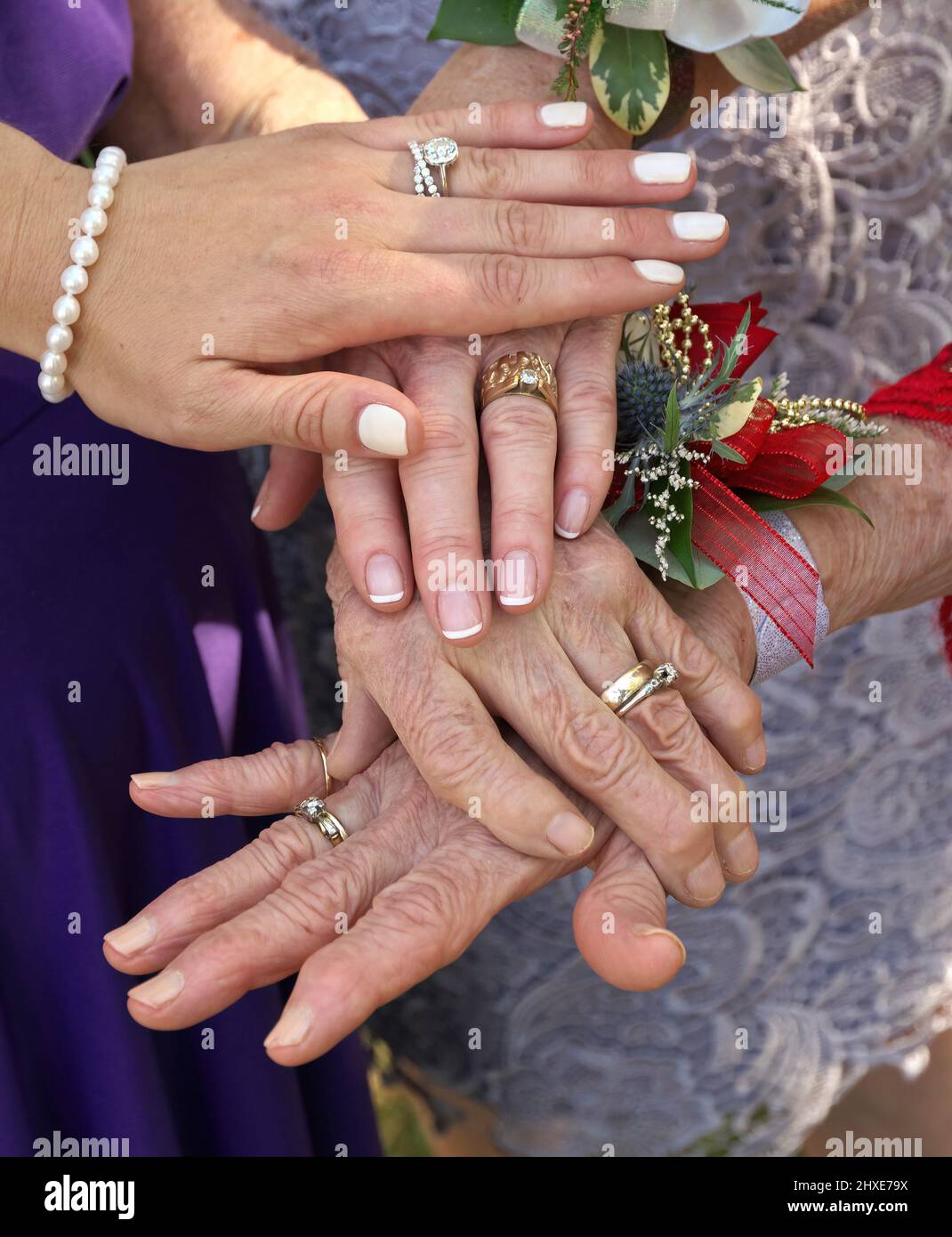Vier Generationen von Frauenhänden übereinander gelegt Stockfoto