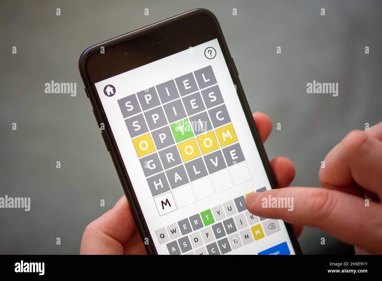 Berlin, Deutschland. 11. März 2022. Eine Person spielt mit der App eines Online-Brieffuzzles. (To dpa 'Buchstabenpuzzle 'Wortle': Trendiges Spiel mit verrückten Alternativen') Kredit: Fernando Gutierrez-Juarez/dpa-Zentralbild/dpa/Alamy Live News Stockfoto