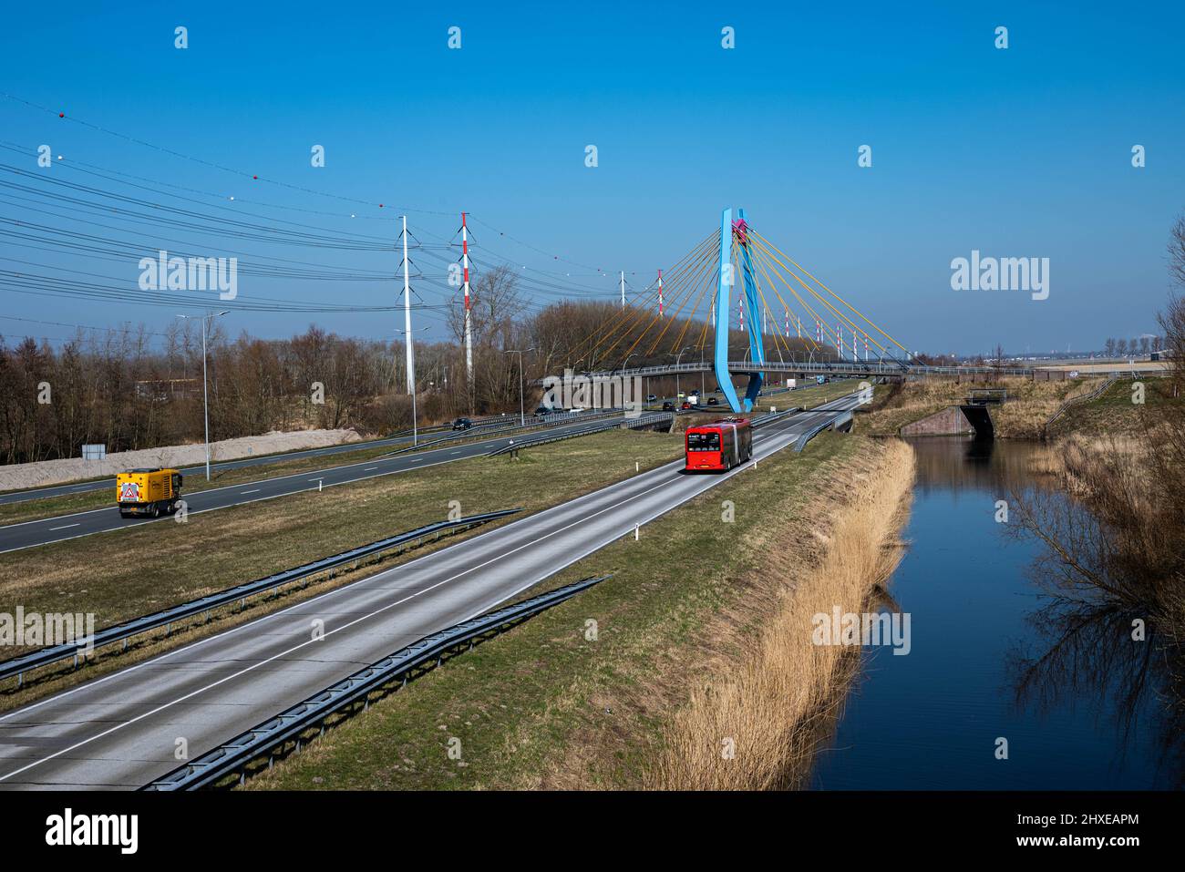 Vielfältiger Verkehr auf dem driemerenweg (N205) in Hoofddorp, Niederlande, Europa am 10 2022. März Stockfoto