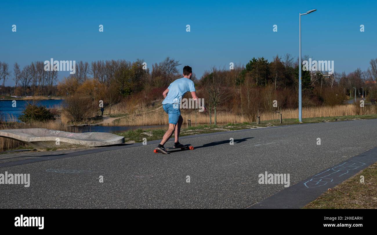 Man Skateboarding im Park an einem Frühlingstag Stockfoto