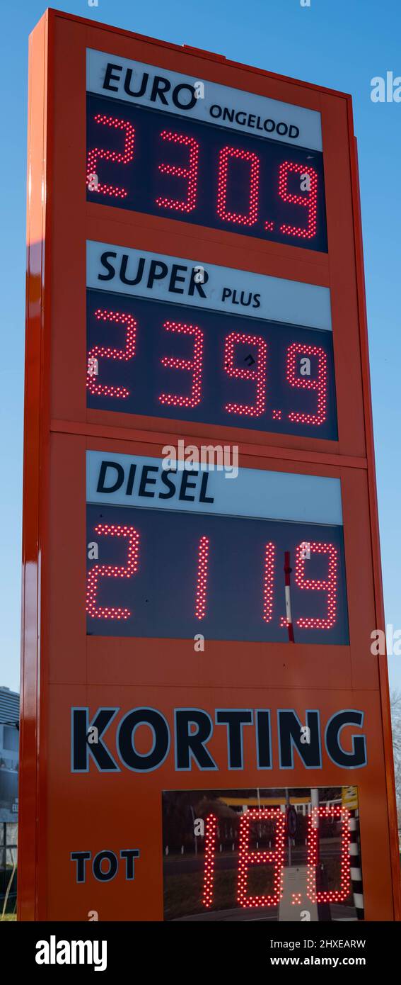Hohe Benzinpreise an kleinen Tankstellen in den niederlanden aufgrund des Krieges in der ukraine mit russland am 10 2022. März Stockfoto