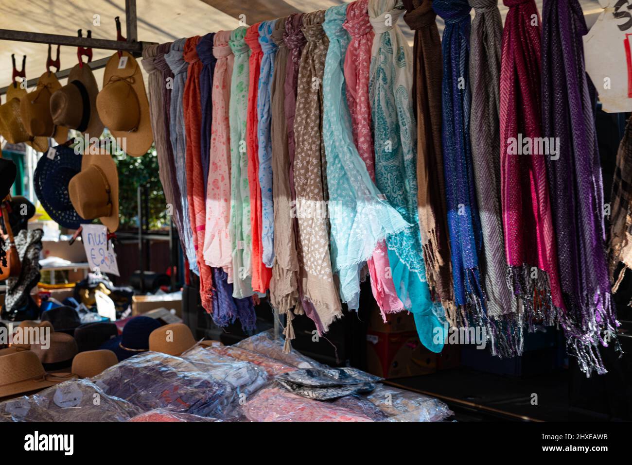 Schal-Stand auf einem Straßenmarkt auf einem Marktplatz in Hoofddorp, Niederlande Stockfoto