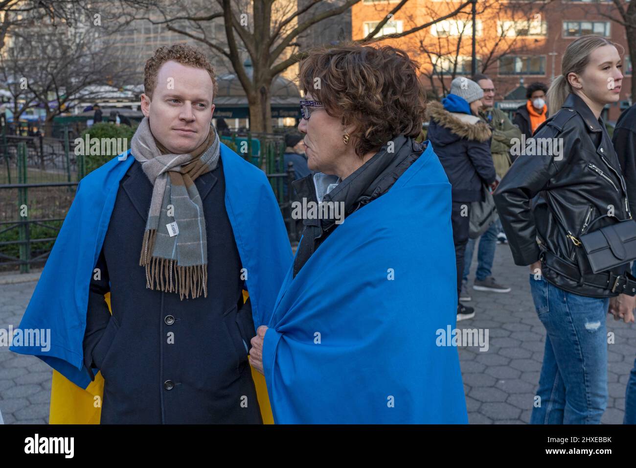 NEW YORK, NEW YORK - 11. MÄRZ: Menschen, die mit ukrainischen Flaggen drapieren, nehmen an der Studentenversammlung zur Unterstützung der Ukraine auf dem Union Square am 11. März 2022 in New York City Teil. Ukrainer, Ukrainer-Amerikaner und Verbündete versammelten sich, um Unterstützung für die Ukraine zu zeigen und gegen die russische Invasion zu protestieren. Kredit: Ron Adar/Alamy Live Nachrichten Stockfoto