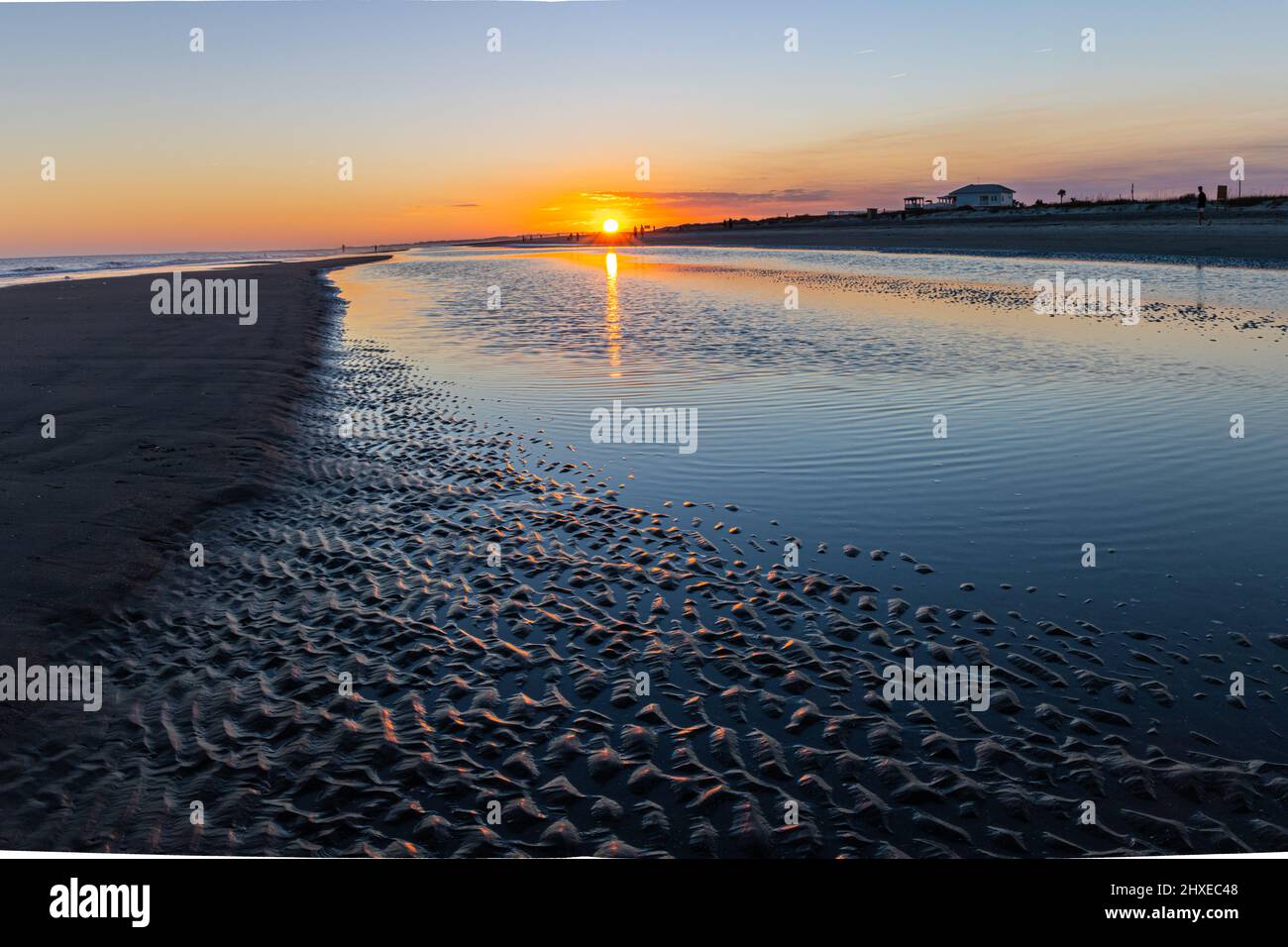 Sonnenuntergang über den Tidal Flats von Folly Beach, Folly Island, South Carolina, USA Stockfoto