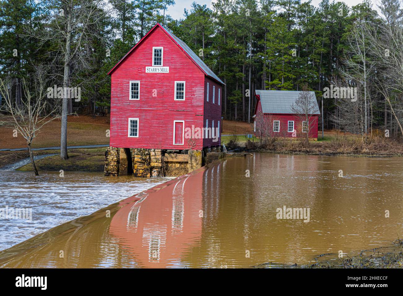 Historische Starr's Mill am Whitewater Creek, Féyetteville, Georgia, USA Stockfoto