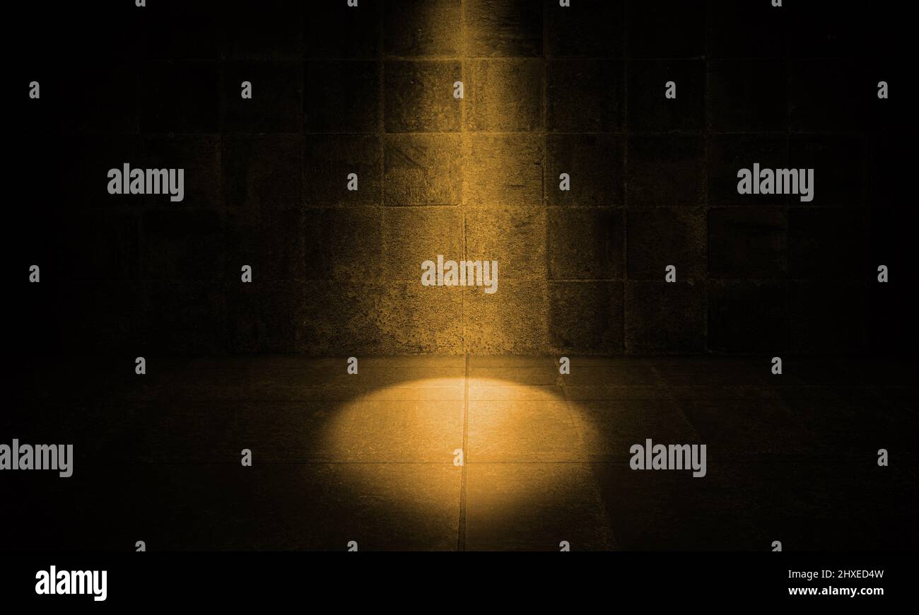 Scheinwerfer in dunkler Betonhalle mit leerem Raum. Grässliches großes Zimmer mit hellem Scheinwerferlicht und strukturiertem Interieur im Alter. Niemand Stockfoto