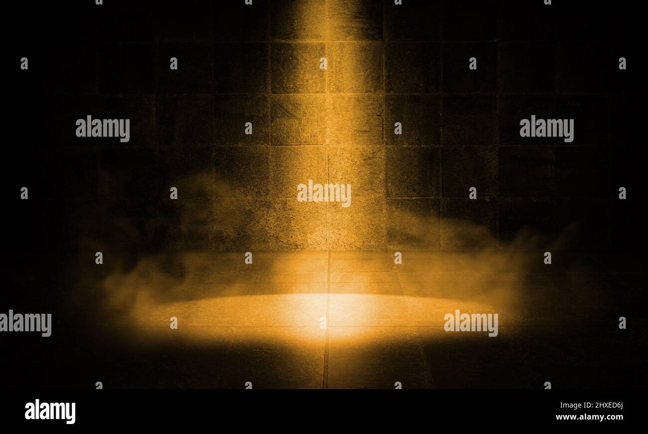 Scheinwerfer in dunkler Betonhalle mit leerem Raum. Grässliches großes Zimmer mit hellem Scheinwerferlicht und strukturiertem Interieur im Alter. Niemand Stockfoto