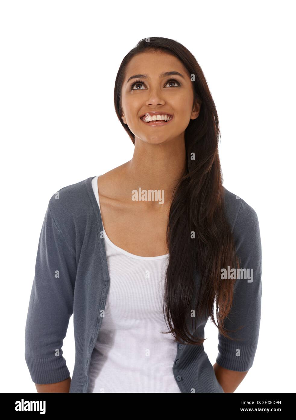 Offene Heiterkeit. Eine schöne junge ethnische Frau, die vor einem weißen Hintergrund lächelt. Stockfoto