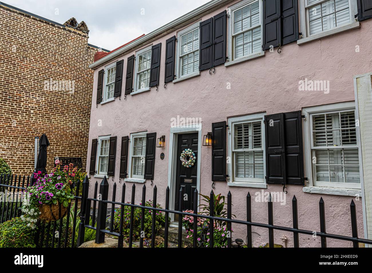 Präkoloniale Architektur im historischen Viertel von Charleston, South Carolina, USA Stockfoto