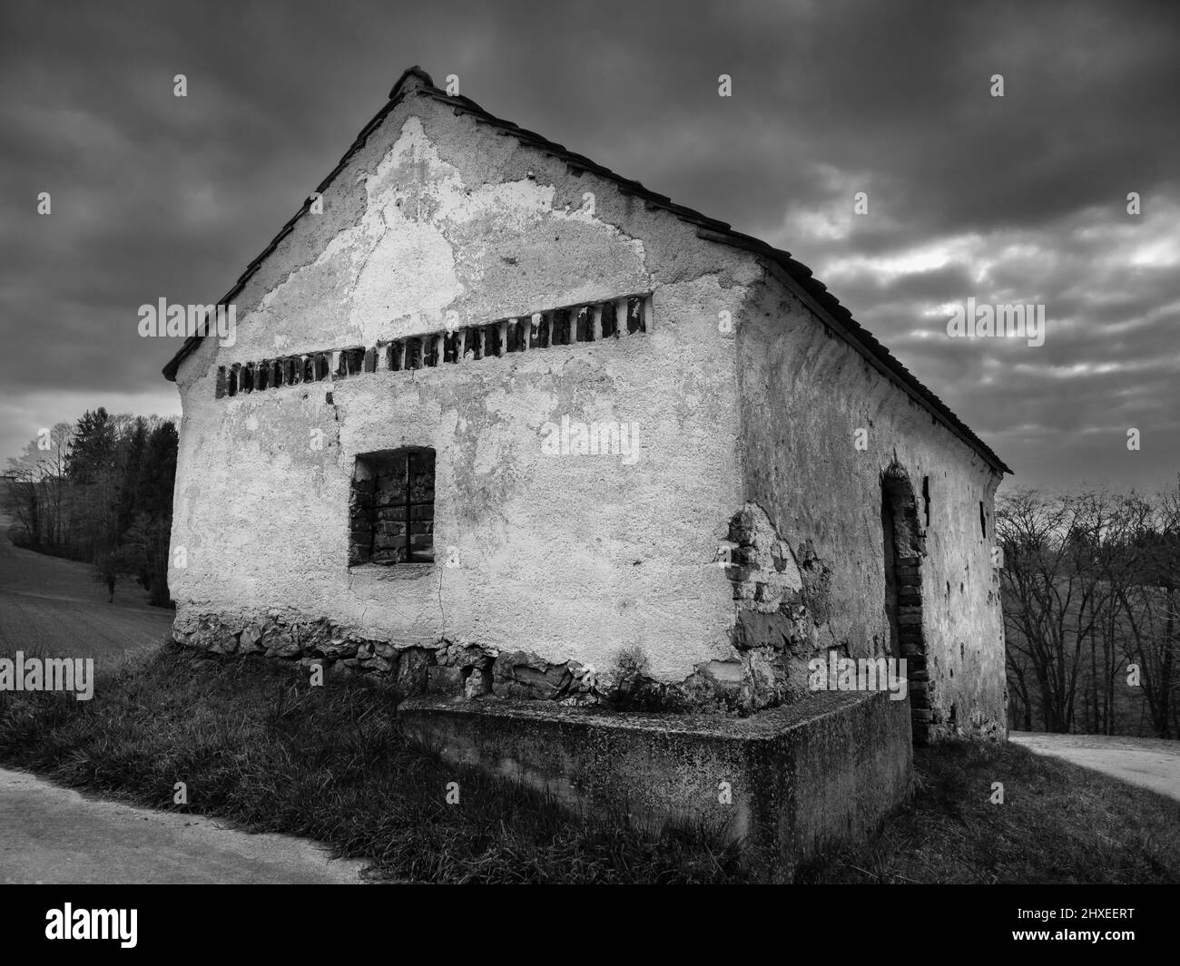 Altes Bauernhofgebäude im Mostviertel in Niederösterreich in Moody Monochrome Black and White Stockfoto