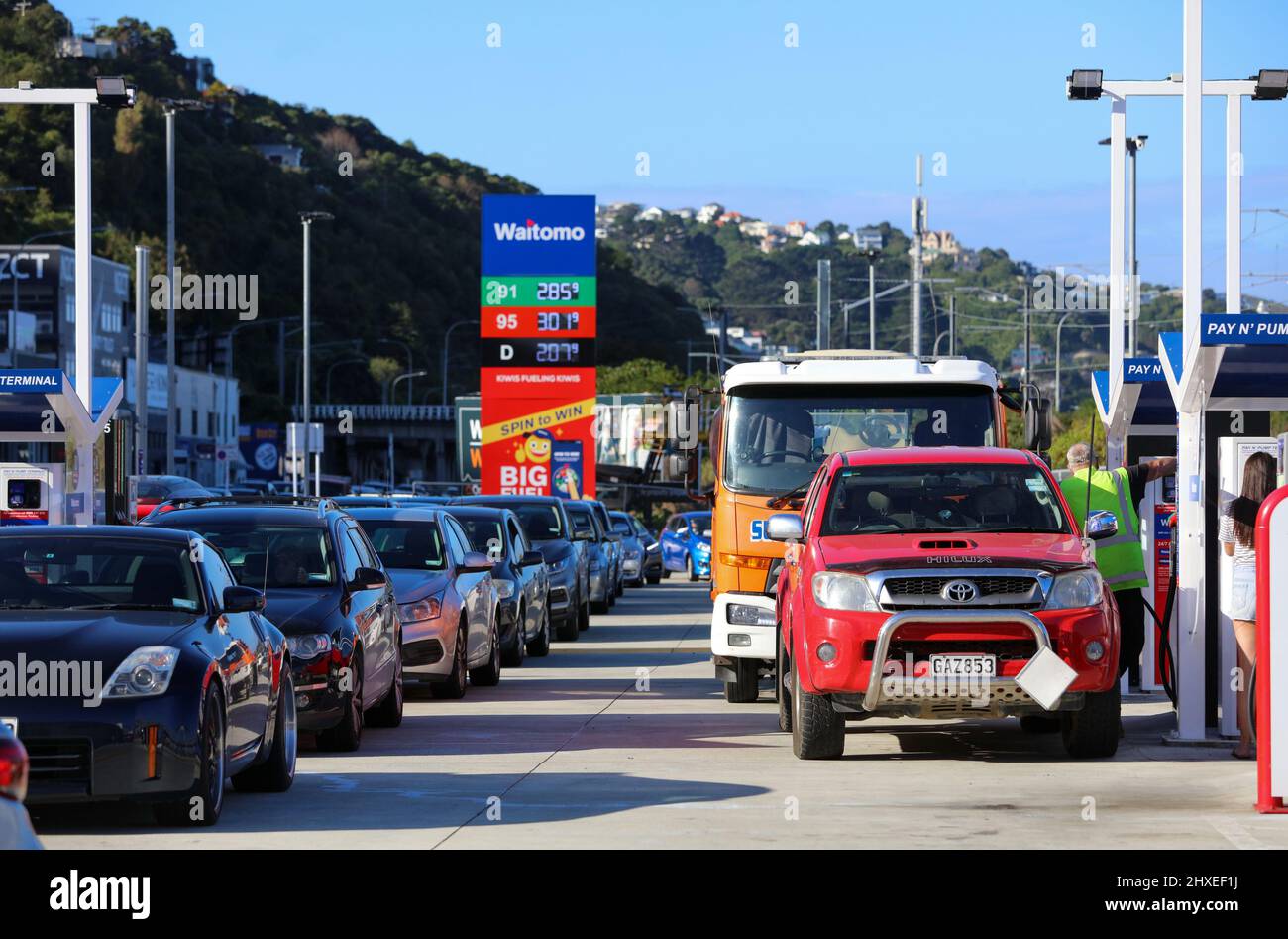 (220312) -- WELLINGTON, 12. März 2022 (Xinhua) -- am Nachmittag des 11. März 2022, kurz vor einer weiteren Erhöhung des Kraftstoffpreises, stehen die Leute Schlange, um die Tanks an einer Waitomo-Tankstelle in der neuseeländischen Hauptstadt Wellington zu füllen. Autos, Boote und Gallonen-Flaschen, Neuseeländer füllten jeden Tank mit Kraftstoff, bevor am Wochenende eine weitere große Preiserhöhung einging. Die Benzinpreise sind im vergangenen Monat bereits dramatisch gestiegen, wobei der nationale Durchschnittspreis von 91 Benzin um 11,8 Prozent auf 2,94 neuseeländische Dollar pro Liter und der Dieselpreis um 23,1 Prozent auf 2,28 neuseeländische dol Anstieg Stockfoto
