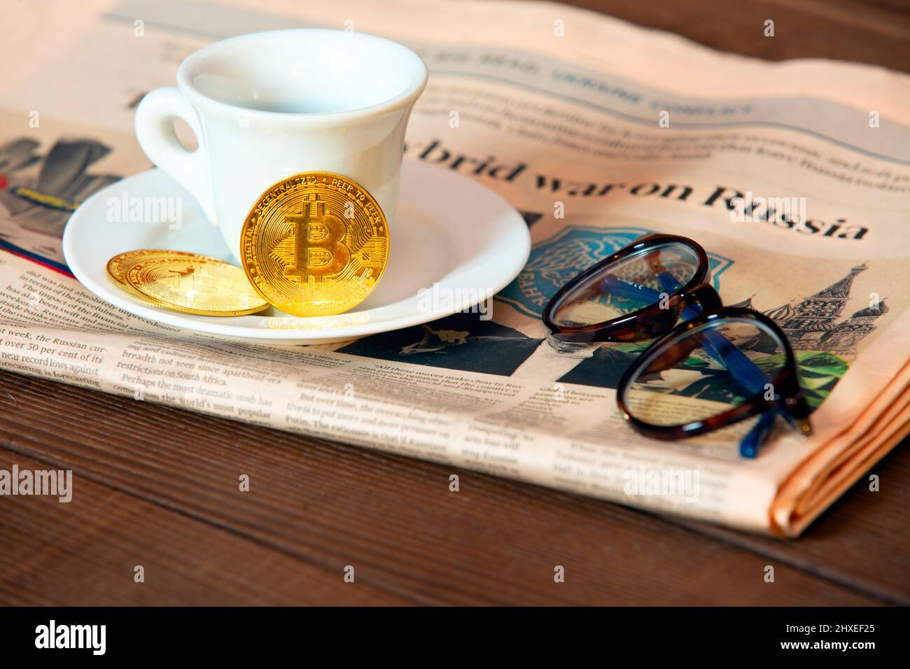 New York NY USA - März 06. 2022: Morgendliche Bitcoin-Krypto-Währung, eine Tasse leckeren Kaffee und Zeitungen berichten über die Invasion der Ukra in den vergangenen Nächten Stockfoto